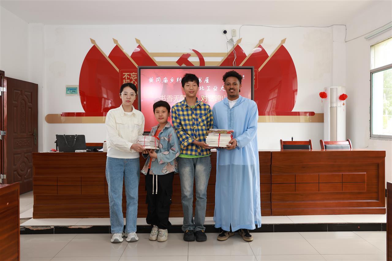 威廉希尔体育中外学生代表向黄冈庙村“希望书屋”捐赠书籍 （图片 李雄风）.JPG